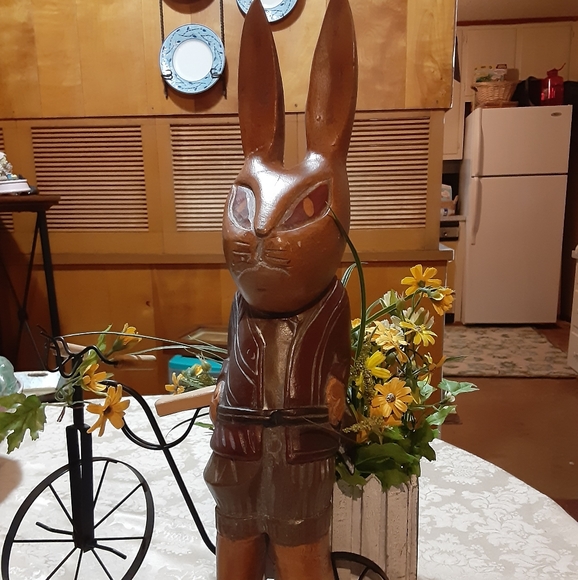 Hook carved in the form of a rabbit huntsman with his rifle/knife slung